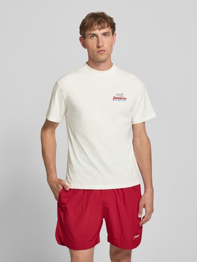 Männermodel trägt T-Shirt mit Label-Print und Rundhalsausschnitt von PROHIBITED aus Reine Baumwolle, Regular-Fit, Ganzkörperansicht von vorne.