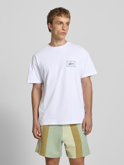 Männermodel trägt Regular Fit T-shirt mit logoprint van BLKVIS, puur katoen, ronde hals, ruglengte maat M 67 cm, Ganzkörperansicht von vorne.