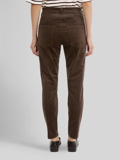 Frauenmodel trägt Boyfriend Fit Cordhose aus Baumwoll-Mix von Marc O'Polo in Dunkelbraun, sichtbare Textur, Ganzkörperansicht Rückansicht, Damen Cordhose von Marc O'Polo