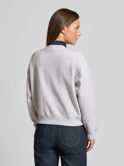 Frauenmodel trägt Sweatjacke mit Label-Print und Knopfleiste von Polo Ralph Lauren aus Baumwoll-Mix, Relaxed-Fit, Rückansicht.