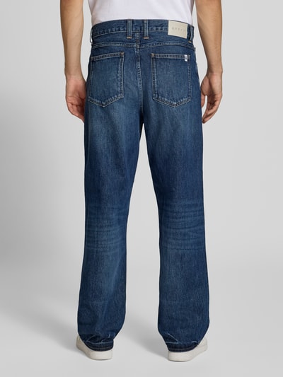 Männermodel trägt jeansy Jeans mit Eingrifftaschen Modell 'MATRIX' von Edwin z bawełny, krój regular fit, Szerokość w rozmiarze 32/32: 43 cm, Długość wewnętrzna nogawki 32/32: 82 cm, wpuszczane kieszenie, kolor niebieski, tekstura gładka, Ganzkörperansicht Rückansicht.