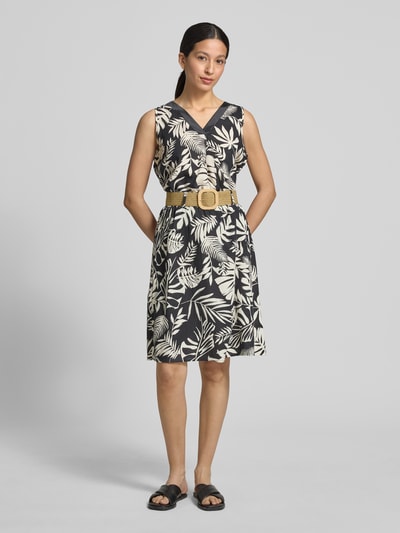 Frauenmodel trägt Relaxed Fit Bluse aus Viskose-Mix Modell 'Sueann' von ZABAIONE mit floraler Allover-Print und Ärmelloses-Design, Schwarz-Weiß, Leinen-Viskose-Anteil, Ganzkörperansicht von vorne.