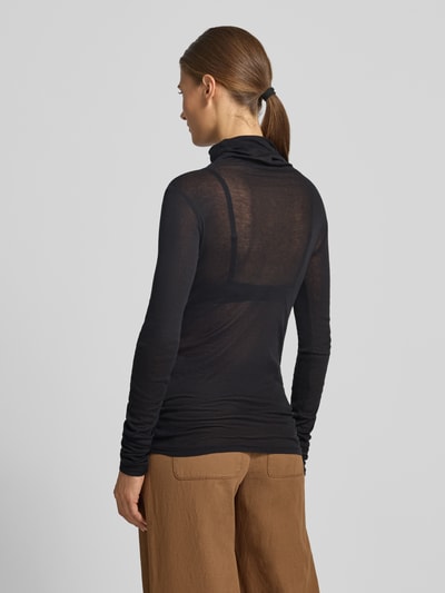 Männermodel trägt 'Slim Fit Rollkragenshirt aus reiner Baumwolle' von American Vintage, czarna bawełna, krój slim fit, ozdobne szwy, drobne prążkowanie, krój z długim rękawem, długość tyłu w rozmiarze S: 68 cm, widok całej sylwetki z tyłu.