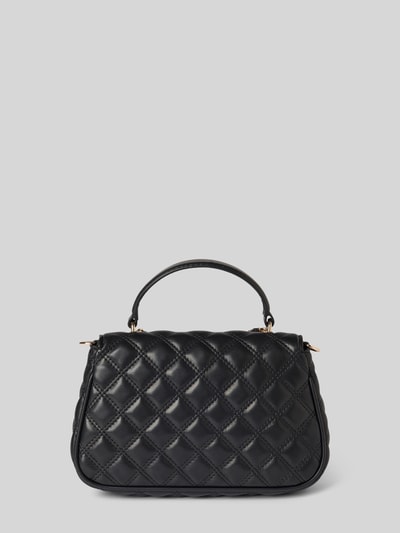 Produktfoto, schwarze Handtasche mit Steppnähten, Modell 'GIULLY II' von Guess, sichtbarer Tragehenkel, Label, rechteckige Form, glatte Textur