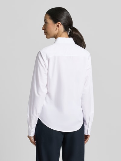 Frauenmodel trägt Regular Fit Hemdbluse aus reiner Baumwolle Modell 'ESSENTIAL' von HUGO, unifarben, Popeline, Rückansicht Ganzkörperansicht.