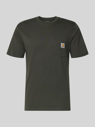 Produktfoto, Regular Fit T-Shirt mit Logo-Patch von Carhartt Work In Progress, Herren T-Shirt aus reiner Baumwolle, Brusttasche, Rundhalsausschnitt, Rückenlänge 70 cm in Größe M, einfarbiges dunkles Grün, glatte Textur.