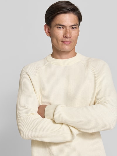 Männermodel trägt Regular Fit Pullover aus reiner Baumwolle Modell 'Hellson' von Matinique in Strick-Optik, Nahaufnahme Oberkörper. Herren Pullover, elastische Abschlüsse, cremefarbene Textur, Rückenlänge 75 cm, Ärmellänge 88 cm.