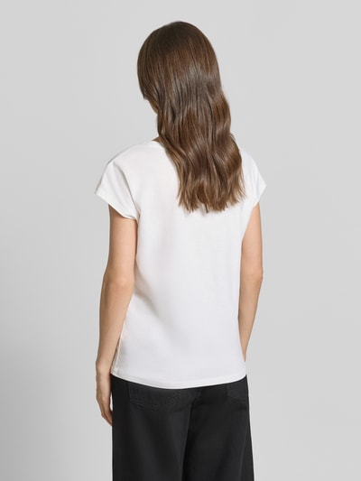 Männermodel trägt Regular Fit T-Shirt mit Viskose-Anteil von Christian Berg Woman, bawełniany miks z wiskozą, motyw nadruk, kolor biały, krój regular fit, okrągły dekolt, krótki rękaw, długość pleców 60 cm w rozmiarze S, widok całej sylwetki z tyłu