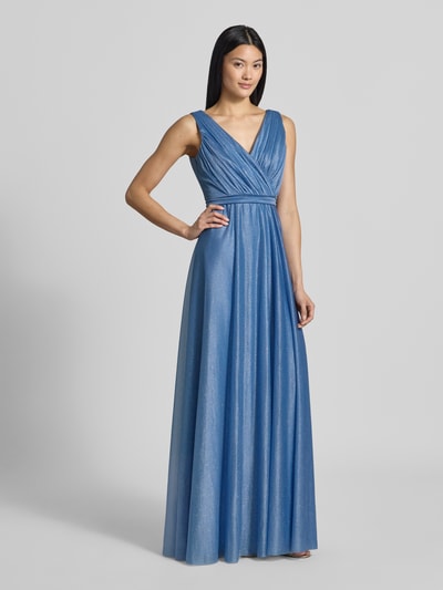Frauenmodel trägt Abendkleid mit Glitzer-Mesh von TROYDEN COLLECTION in Blau, taillierte Passform, V-Ausschnitt, Ganzkörperansicht von vorne.