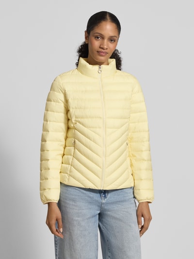 Vrouwenmodel draagt Slim Fit Steppjacke met Stehkragen van s.Oliver RED LABEL, lichtgeel, unicolor, lange mouw, rits, zijzakken, Ganzkörperaanzicht van voren.