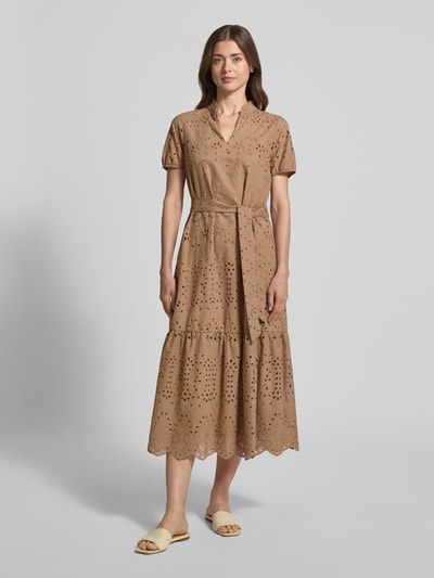 Frauenmodel trägt Midikleid mit Lochstickerei von More & More aus braunem Baumwoll-Mix mit Rüschenkragen, Stoffband und kurzen Ärmeln, Ganzkörperansicht von vorne.