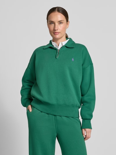 Kobieta prezentuje Regular Fit Pullover aus Baumwoll-Mix von Polo Ralph Lauren, zielony kolor, miękka tekstura, damski sweter, Ganzkörperansicht von vorne.