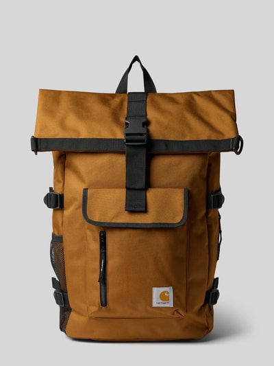 Produktfoto, Rucksack mit Label-Patch Modell 'PHILIS' von Carhartt Work In Progress in Braun mit Überschlag, Front- und Mesh-Taschen, schwarze Riemen