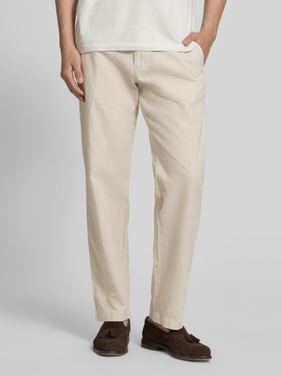 Męski model nosi Hose aus Leinen-Baumwoll-Mix mit Tunnelzug od CINQUE, krój regular fit, kolor jasnobeżowy, tkanina o gładkiej strukturze, skośne kieszenie, Szerokość w rozmiarze 50: 46 cm, długość nogawki wewnętrznej: 78 cm, Ganzkörperansicht von vorne.