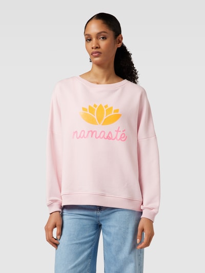 miss goodlife Sweatshirt mit Motiv- und Statement-Print Modell 'DOUBLE NAMASTE' Rosa 4