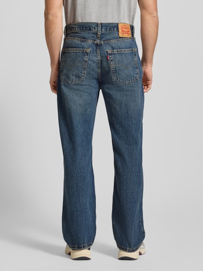 Männermodel trägt Jeans mit 5-Pocket-Design von Levi's®, Reine Baumwolle, Lockerer-Schnitt, dunkelblau, Ganzkörperansicht Rückansicht.
