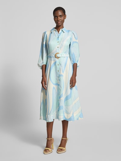 Frauenmodel trägt Cocktailkleid aus Leinen mit Gürtel Modell 'Fia' von Forever New, Allover-Look in Blau und Creme, A-Linie, Midikleid, Hemdblusenkleid, ganzkörperansicht von vorne. Kontext: Rückenlänge bei Größe 36 121 cm, Brustweite 47 cm, Ärmellänge 50 cm.