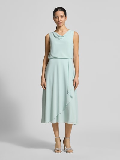 Kobiece modelka nosi Knielanges Cocktailkleid mit Wasserfall-Ausschnitt von Christian Berg Cocktail, szyfon, taliowany fason, długość do kolan, lejący dekolt, szerokie ramiączka, dół w kopertowym stylu, zapięcie na haftkę i zamek błyskawiczny z tyłu, długość tyłu w rozmiarze 36: 120 cm, szerokość klatki piersiowej w rozmiarze 36: 45 cm, mięta, gładka tekstura, widok całej sylwetki z przodu.