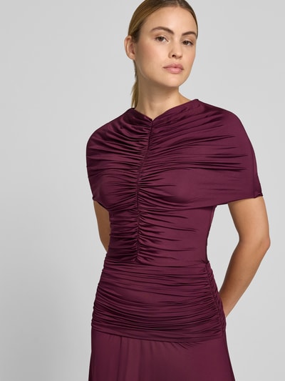 Frauenmodel trägt Abendkleid aus Viskose-Mix mit Raffungen von Self-Portrait, taillierte Passform, V-Ausschnitt, kurzärmelig, Nahaufnahme Oberkörper.