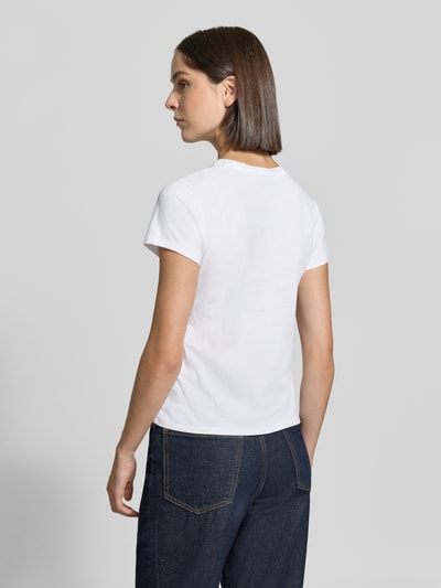 Vrouwenmodel draagt Regular Fit T-Shirt uit puur katoen van Polo Ralph Lauren in wit, blauwe jeans, volledige achteraanzicht, Dames t-shirt