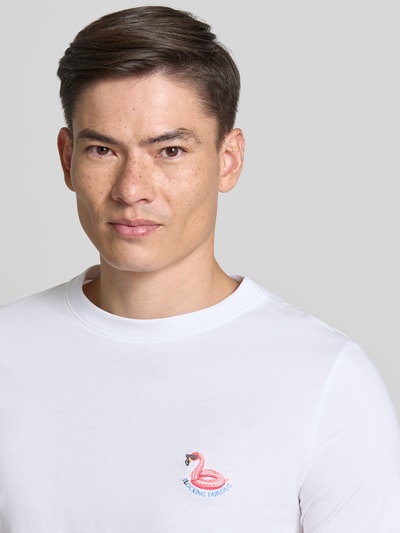 Männermodel trägt T-Shirt mit Stitching und Rundhalsausschnitt von Lindbergh, Reine Baumwolle, Slim-Fit, Nahaufnahme Oberkörper.