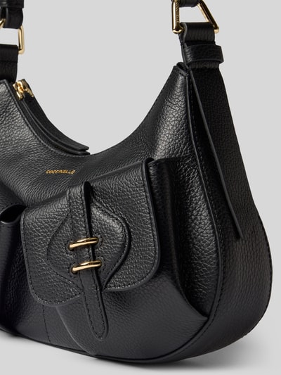 Produktfoto, Shoulder Bag mit Logo-Detail Modell 'Mavery' von Coccinelle aus schwarzem, genarbtem Leder mit goldfarbenen Details, strukturierte Oberfläche, Kontext: Damen Shoulder Bag, Hauptfach mit Reißverschluss, Schulterriemen, Größe 1: 22x21x6 cm, Riemenlänge 73 cm