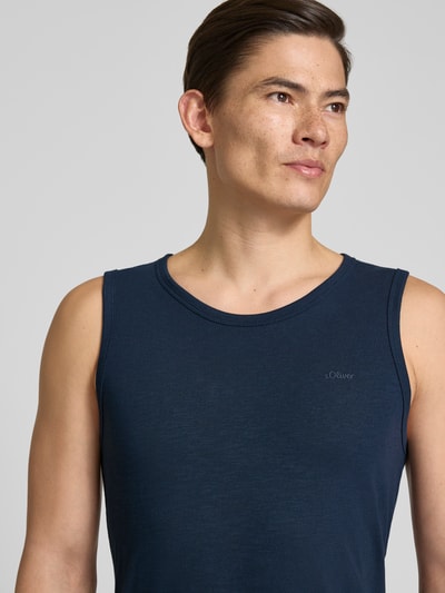 Männermodel trägt Regular Fit Tank Top aus reiner Baumwolle von s.Oliver RED LABEL in Dunkelblau, Flammgarn, Label Print, Nahaufnahme Oberkörper.
