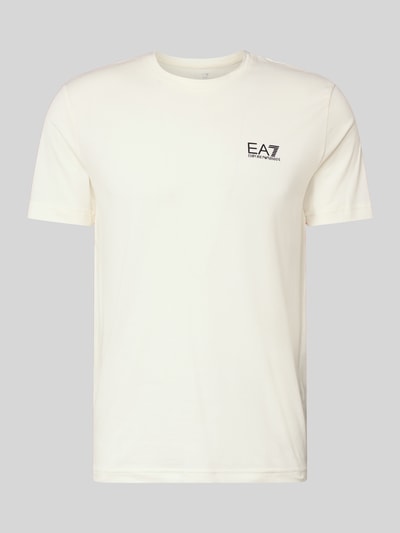Produktfoto, T-Shirt met Label-Print van EA7 Emporio Armani in crème, smalle pasvorm, ribboord kraag, zachte katoenen stof.