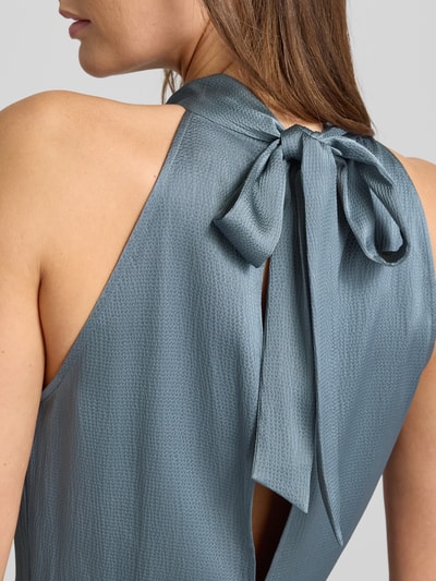 Frauenmodel trägt Maxikleid mit Neckholder Modell 'RHEO' von Samsøe Samsøe aus blau-grauem, glänzendem Material-Mix mit Schnürverschluss, Taillierung und feiner Textur, Nahaufnahme Rückenansicht.