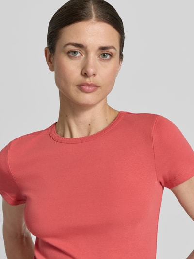 Frauenmodel trägt T-Shirt mit Feinripp und Rundhalsausschnitt von Jake*s Casual in Koralle, Baumwoll-Mix, Slim Fit, Nahaufnahme Oberkörper.