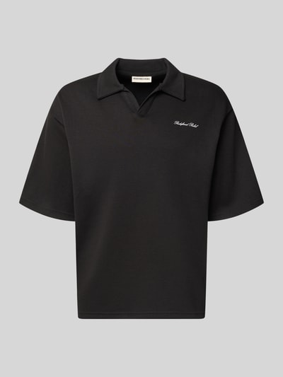Produktfoto, Regular Fit Poloshirt mit Logo Modell 'Eddie' von Redefined Rebel aus Baumwoll-Mix, V-Ausschnitt, schwarze Farbe, glatte Struktur