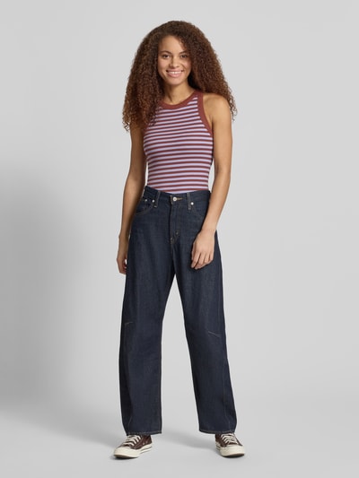 Vrouwenmodel draagt tanktop in riblook model 'SANNE' van Topshop, mix van katoen en elastaan, slim fit, ronde hals, ruglengte maat S 51 cm, full body frontale aanzicht