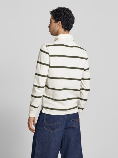 Männermodel trägt Regular Fit Poloshirt mit Logo-Stitching von Superdry aus Reine Baumwolle, Rückenlänge 71 cm, Ganzkörperansicht Rückansicht.