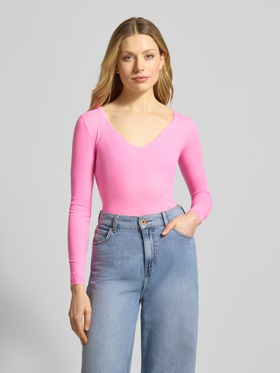 Frauenmodel trägt Longsleeve in Ripp-Optik Modell 'MASSACHUSETTS' von American Vintage, reine Baumwolle, Slim Fit, Rundhalsausschnitt, Ganzkörperansicht von vorne.