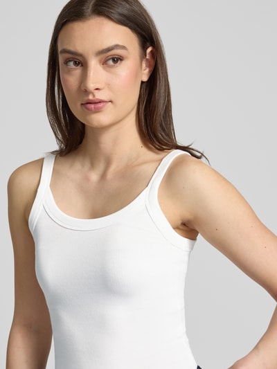 Frauenmodel trägt Trägertop in Ripp-Optik von Gina Tricot, Baumwoll-Elasthan-Mix, Slim-Fit, Rundhalsausschnitt, Nahaufnahme Oberkörper.