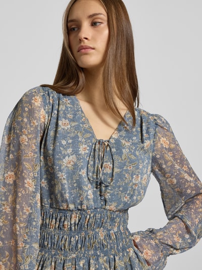 Pepe Jeans Sukienka szyfonowa taliowana z kwiatowym wzorem na całej powierzchni model ‘LIVY DRESS’ Szaroniebieski 3