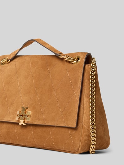 Produktfoto, Crossbody Bag mit Tragehenkel von Tory Burch aus beigefarbenem Veloursleder, Steppnähte, Gliederkette, goldfarbene Details, Hauptfach mit Überschlag, Reißverschluss-Innenfach, Maße: 29x21x11 cm