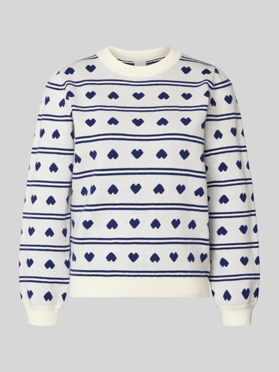 Produktfoto, Relaxed Fit Pullover mit Allover-Motiv-Stitching Modell 'Brielle' von ICHI, Strick-Optik, weiße Grundfarbe mit blauen Herzmotiven, elastische Abschlüsse, Rundhalsausschnitt