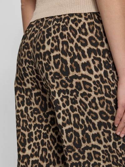Frauenmodel trägt Regular Fit Weite Hose aus Viskose Modell 'ARIS' von Only, Optik:Allover-Muster Animal-Print, Nahaufnahme Hüfte.
