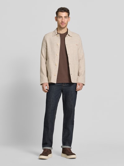 Männermodel trägt Overshirt mit Knopfleiste und Kentkragen von PAUL SMITH, Beige, Baumwoll-Mix, Gerader-Schnitt, Ganzkörperansicht von vorne.