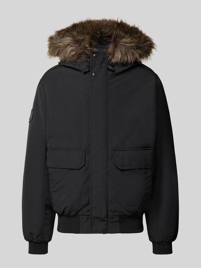 Produktfoto, schwarze Bomberjacke mit Label-Patch Modell 'Everest' von Superdry, Kapuze mit Kunstfell, Pattentaschen, glatte Textur