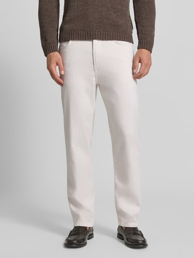 Mężczyzna nosi Straight Fit Jeans aus Baumwoll-Leinen-Mix von Marc O'Polo, jasny kolor, proste nogawki, tekstura gładka, Ganzkörperansicht von vorne. Kontext: Herren Straight Fit Jeans von Marc O'Polo