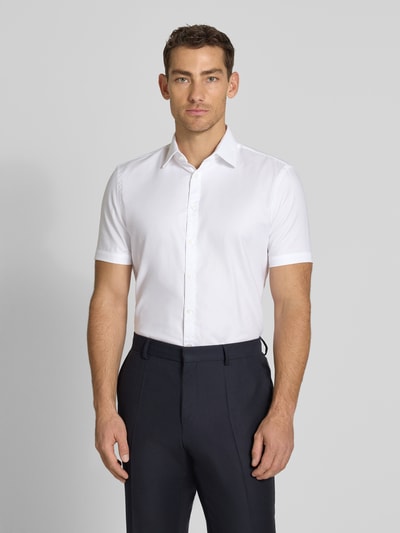 Mannelijk model draagt wit Slim Fit Business-Hemd uit katoen met Kentkraag van Jake*s, knoopsluiting, voorkant borstopname.