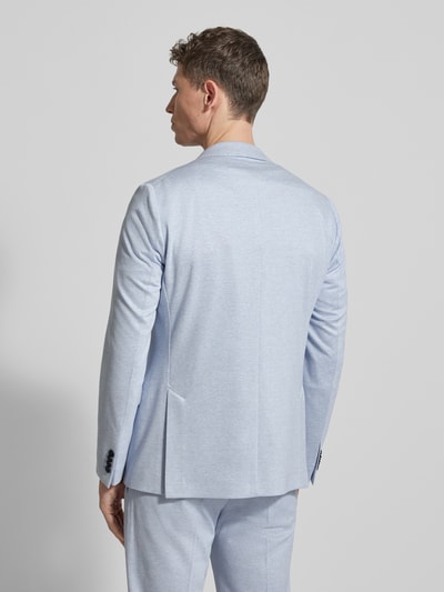 Männermodel trägt Regular Fit Blazer aus Viskose-Mix mit Zierbesatz von Roy Robson in Hellblau, glatte Textur, Ganzkörperansicht Rückansicht.