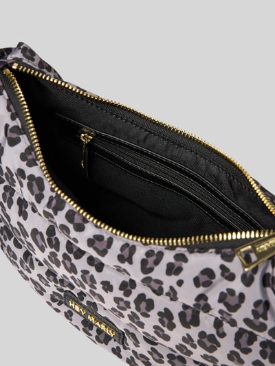 Produktfoto, Bauchtasche mit Steppnähten Modell 'Lifetime Buddy' von Hey Marly im Leo-Muster, Reißverschluss, Label-Patch, strukturierte Oberfläche
