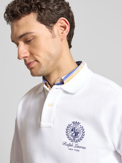 Männermodel trägt Regular Fit Sweatshirt aus Baumwoll-Mix von Polo Ralph Lauren, weiß, unifarben, Label Print, Nahaufnahme Oberkörper.