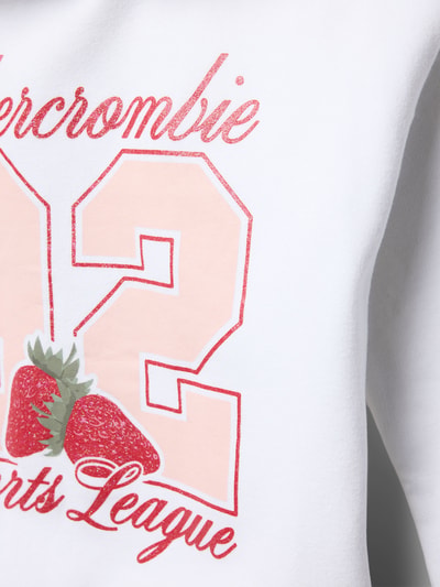 Meisje draagt Hoodie met Label-Print van Abercrombie&Fitch in katoenmix met labelprint, elastische boorden, detailopname Oberkörper.