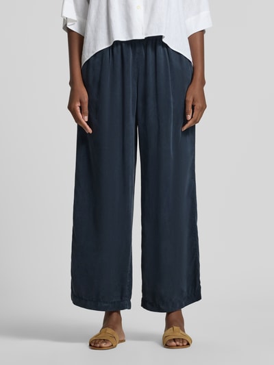Frauenmodel trägt Regular Fit Culotte aus Lyocell Modell 'MAINE S' von Brax in Dunkelblau, unifarben, weite Beine, Nahaufnahme Oberkörper.