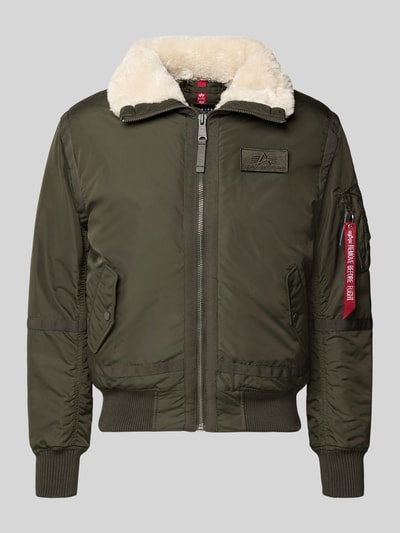 Produktfoto, olivgrüne Bomberjacke mit Label-Patch und Kentkragen von Alpha Industries, Teddyfellkragen, Reißverschluss, glatte Textur