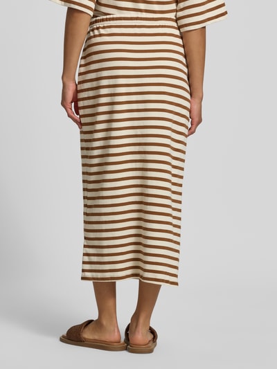 Frauenmodel trägt Regular Fit Midirock mit Tunnelzug Modell 'FIDELIA' von Soyaconcept, gestreift in Braun und Beige, reine Baumwolle, Ganzkörperansicht Rückansicht.